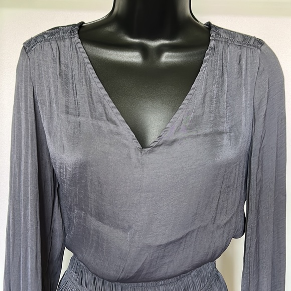 PHILOSOPHY Gray Satin V-neck Blouse, size Medium - Picture 3 of 16